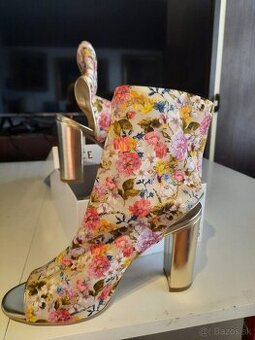 Kvetinove letne čižmičky