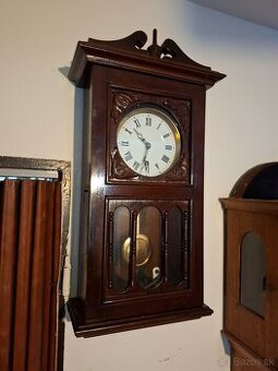 Predám funkčné nástenné hodiny na kľúčik