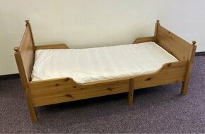Detská posteľ Ikea Leksvik, ktorá rasrie s dieťaťom.