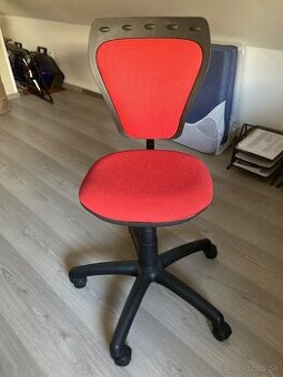 Otočná stolička na kolieskach a záhradná stolička