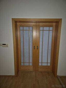 Krásne zachovalé zasúvacie dvere