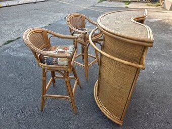 Ratanový stôl + 2 barové stoličky