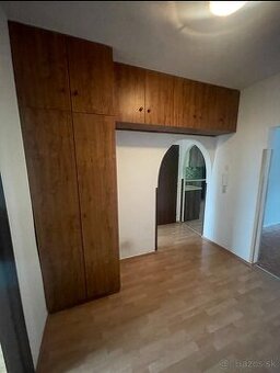 Darujem za odvoz skrinky.