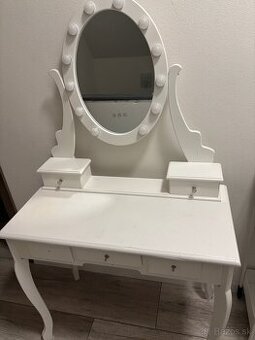 Toaletný kozmetický stolík