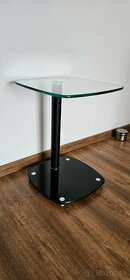 Designový sklenený stolík