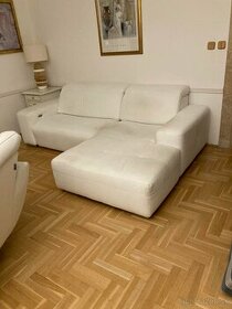 Biely elektricky polohovateľný gauč v tvare L