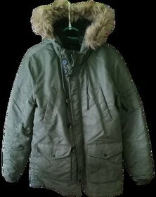Bershka Zelená pánska zimná bunda s kapucňou