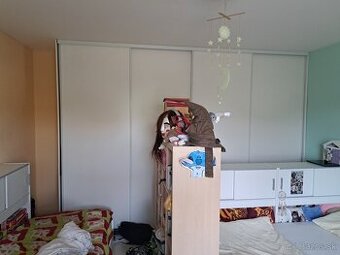 Predam vstavanu skrinu rodor biela