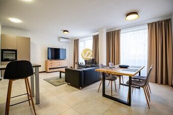 Prenájom - 3 izbový byt v centre mesta pod hradom s parkovac