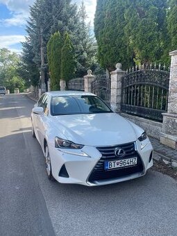 Predám Lexus IS300h, r.v. 2017, hybrid