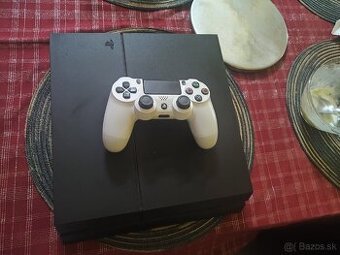 Predám PS4 + ovládač + 3 hry