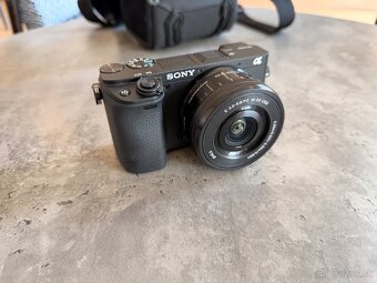 Sony A6400 + 16–50mm + 64GB karta + taška Lowepro
