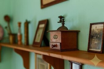 Dobová chalupa so zrekonštruovaným interiérom v tichej uličk