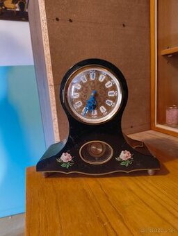 čierne krbové/stolové hodiny