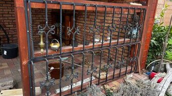 Predám kovanú mrežu na okno.