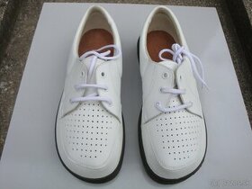 Úplne nové biele kožené topánky s tmavou podrážkou - č. 41