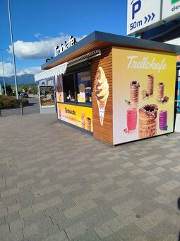 Obsluha stánku s trdelníkmi v Liptovskom Mikuláši -TRDLOKAFE