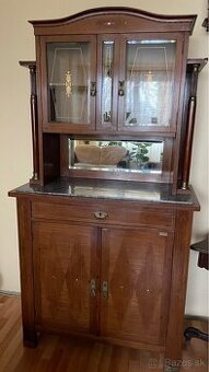 Starožitná skriňa na predaj.