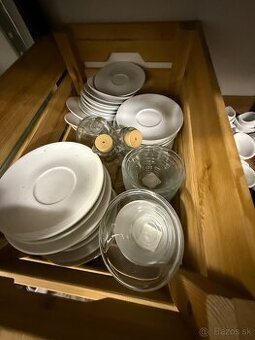 Šálky a podšálky na kávové nápoje za odvoz