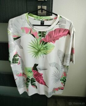 Tričko so zaujímavým vzorom rastlín