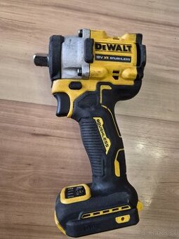 Dewalt rázový uťahovák 610nm