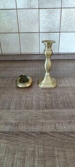 Mosadzný popolník a mosadzný svietnik