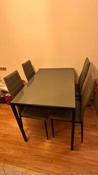 Jedálenský stôl so stoličkami