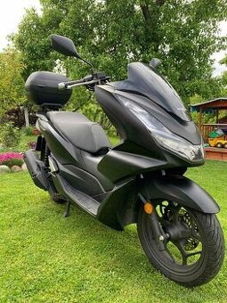 Krasna Cierna Honda PCX ako Nova