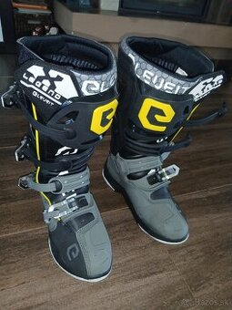 Motokrosové čižmy.