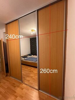 Vstavaná skriňa so zrkadlom