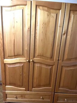Drevené skrine a komoda