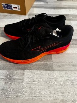 NOVÉ Mizuno Wave Revolt 3 46 NOVÉ