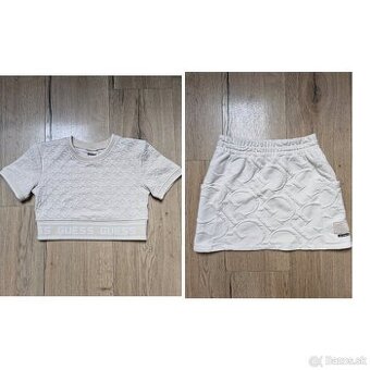 NOVE Guess 3D logovany kremovy crop top a smotanova sukna