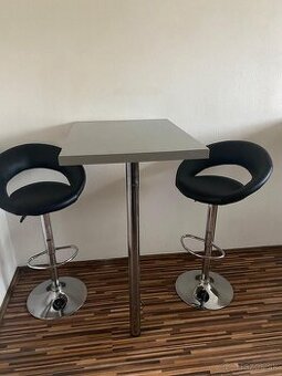 Barový stôl a 2 stoličkami