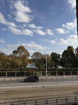 Novinka: Priestranný svetlý byt s balkónmi pri Kuchajde. Vaj