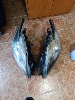 Svetlá Toyota Príus 30