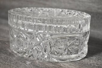 Brúsený kryštáľ dóza