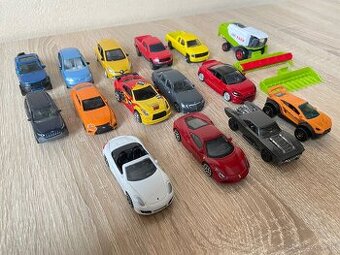 15 malých autíčiek