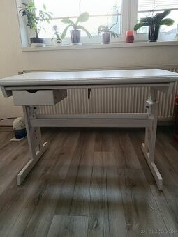 Výškovo nastaviteľný stôl