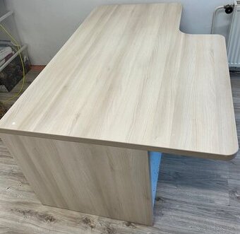 Veľký kancelársky stôl