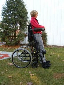 invalidny vozík 44cm s elektrickou vertikalizaciou - 1