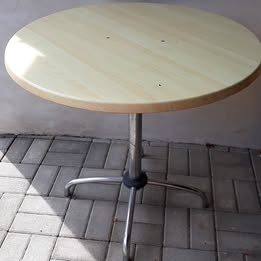 Okrúhly stôl s nerezovou podnožou