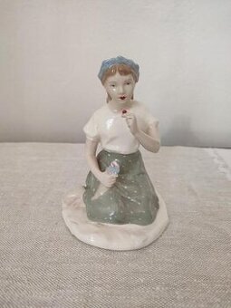 Royal dux dievča s lienkou porcelánová soška