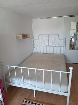 Kovová posteľ biela s roštom a matracom