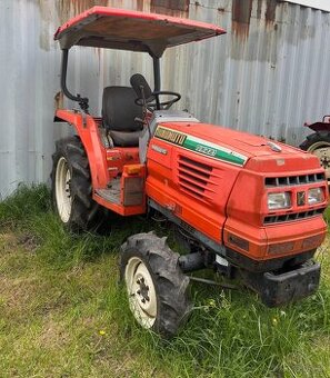 Malotraktor Hinomoto NX221, traktor 22 koní
