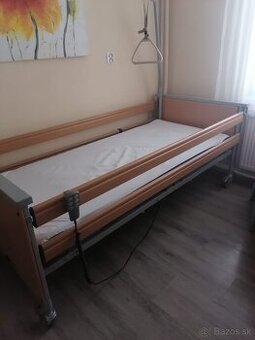 Polohovacia postel pre imobilnych ľudí