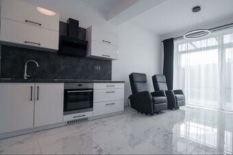 2-izbový byt s predzáhradkou aj parkovaním – pocit domu za c