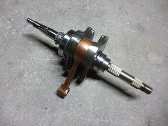 Peugeot Metropolis 400i. Kliková hřídel.  Od 2013