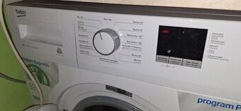 S predu plnená práčka