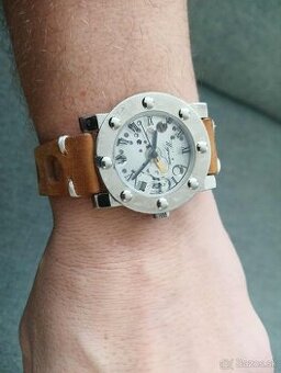 Mechanické naťahovacie hodinky, jedinečný dizajn